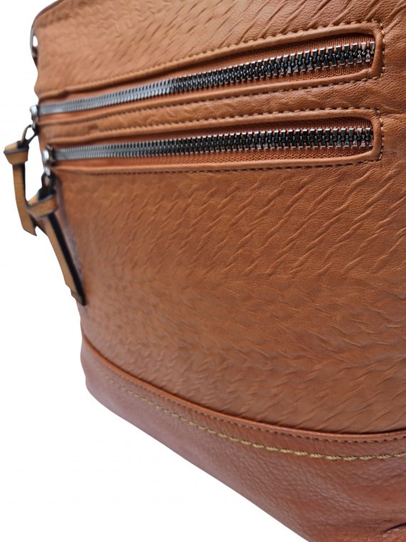 Slušivá crossbody kabelka s moderní texturou, Tapple, H20434, středně hnědá, detail crossbody kabelky