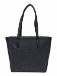 Černá dámská kabelka přes rameno s texturou