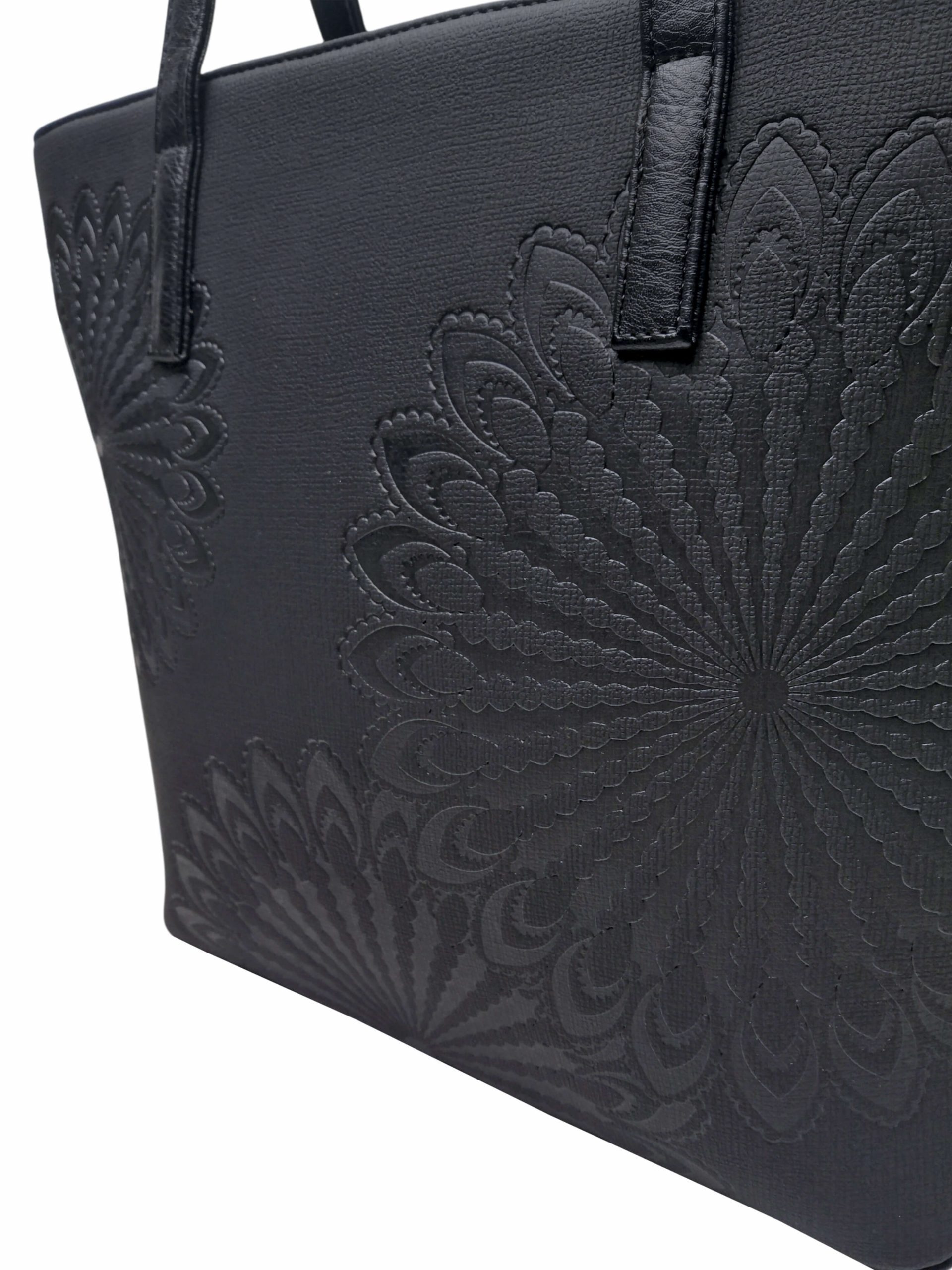 Černá dámská kabelka přes rameno s texturou, Tapple, H17409, detail přední strany kabelky přes rameno