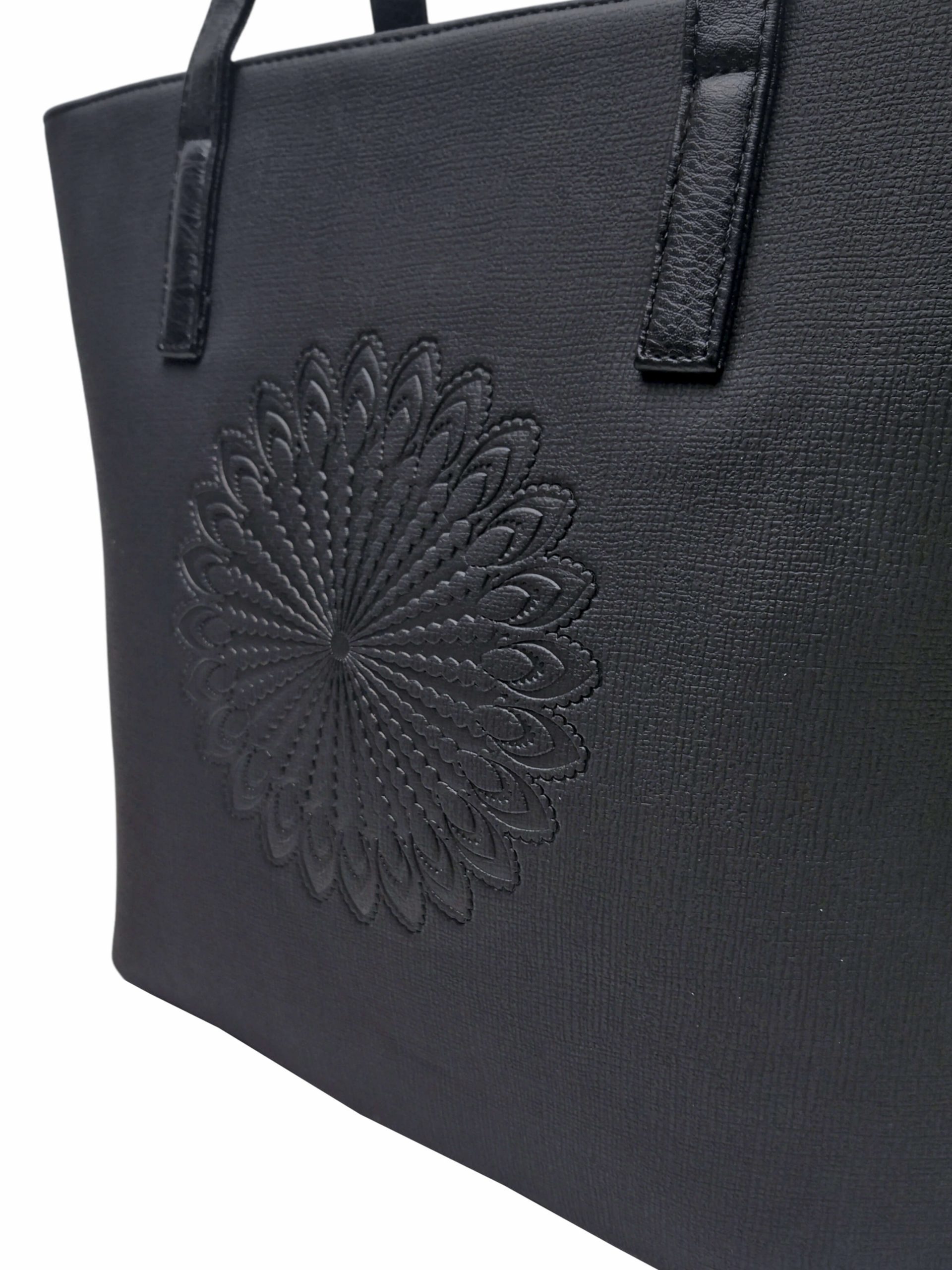Černá dámská kabelka přes rameno s texturou, Tapple, H17409, detail zadní strany kabelky přes rameno