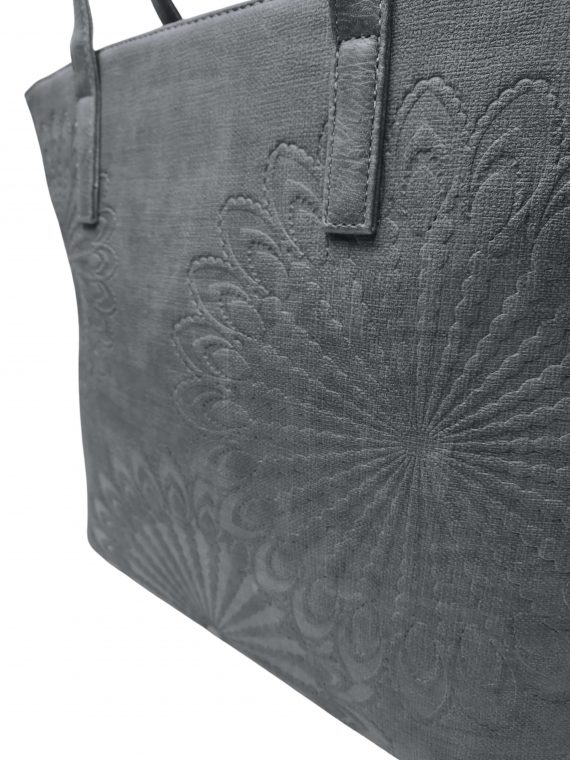 Slušivá dámská kabelka přes rameno s texturou, Tapple, H17409, středně šedá, detail přední strany kabelky přes rameno