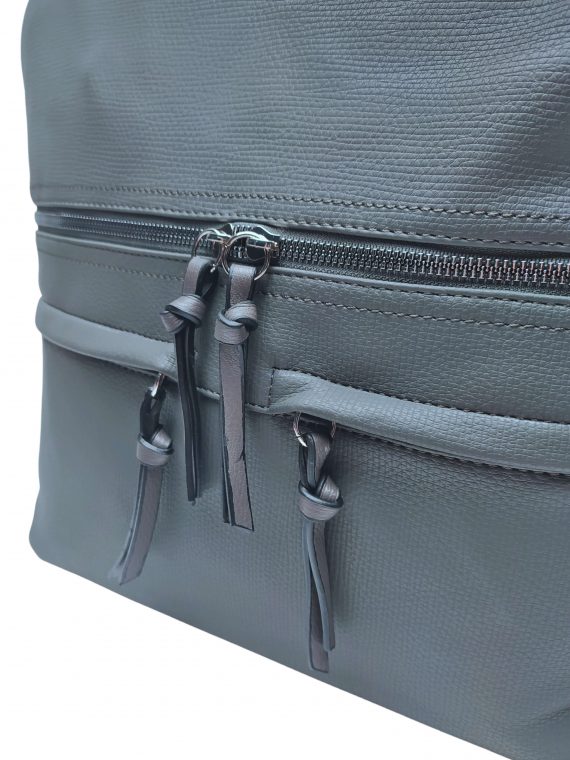 Velký dámský kabelko-batoh s praktickými kapsami, Tapple, H181175N2, středně šedý, detail kabelko-batohu