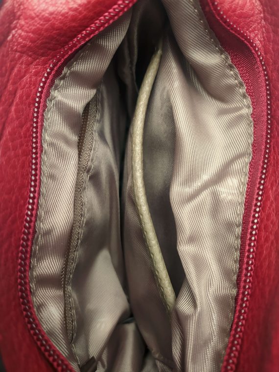 Mini crossbody kabelka se stylovou šikmou kapsou, Tapple, H17448, tmavě červená, vnitřní uspořádání crossbody kabelky