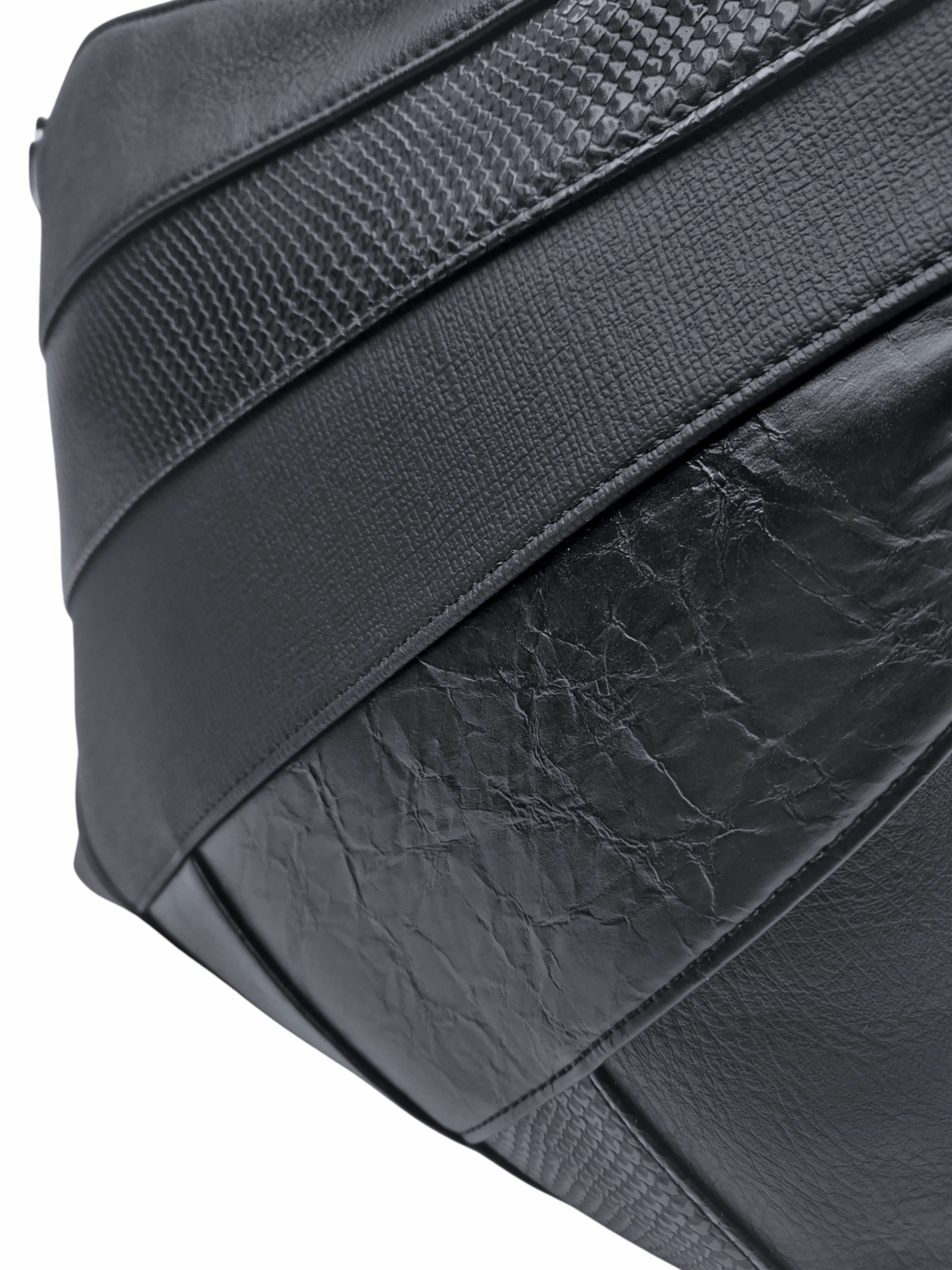 Černá crossbody kabelka s šikmými vzory, Tapple, H17381, detail crossbody kabelky