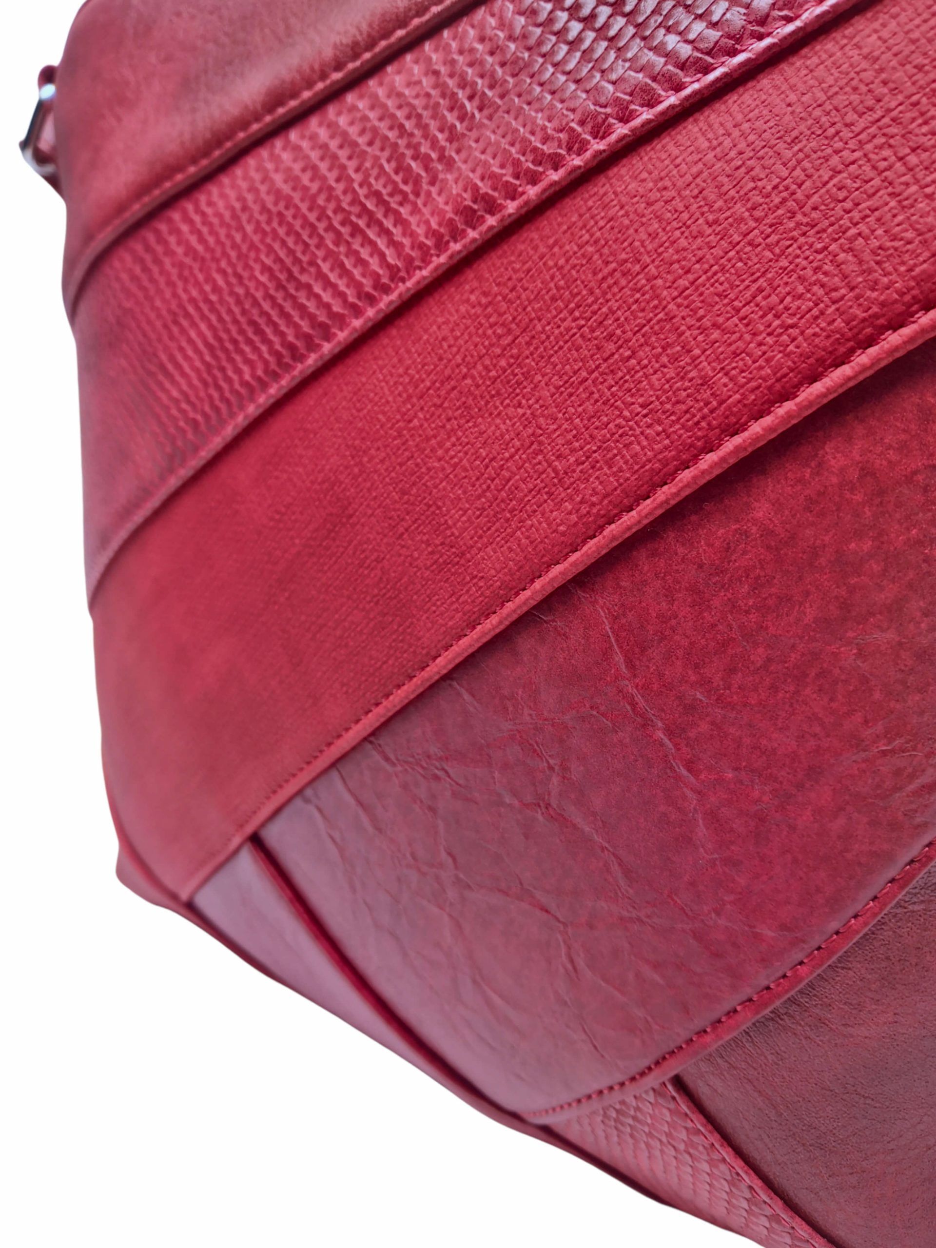 Tmavě červená crossbody kabelka s šikmými vzory, Tapple, H17381, detail crossbody kabelky