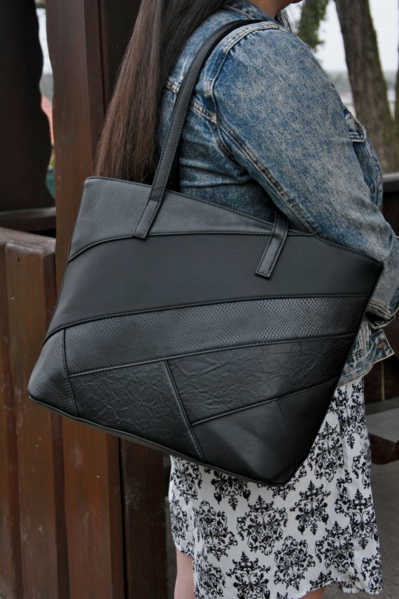 Dámská kabelka přes rameno s šikmými vzory, Tapple, H190030, černá, modelka s kabelkou přes rameno