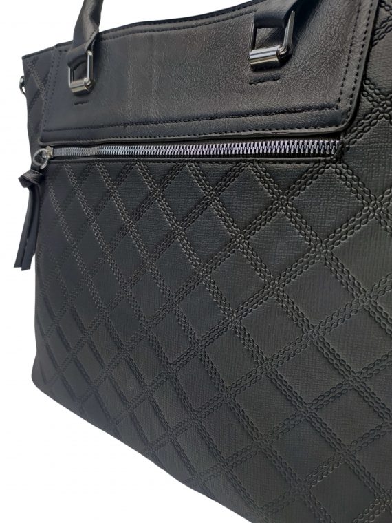 Elegantní kabelka s kosočtvercovým vzorem, Tapple, H190014, černá, detail kabelky do ruky