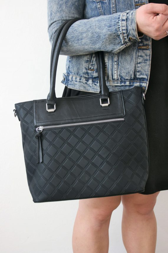 Elegantní kabelka s kosočtvercovým vzorem, Tapple, H190014, černá, modelka s kabelkou přes ruku