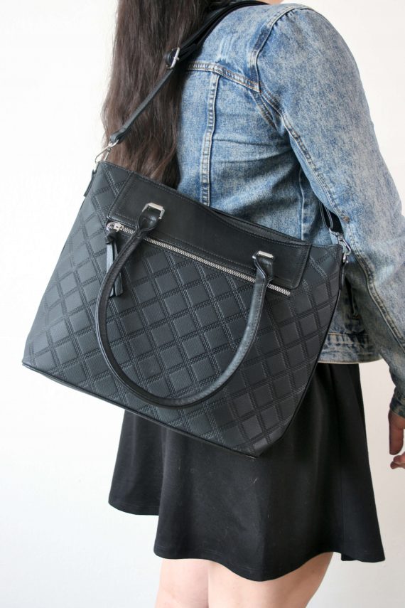 Elegantní kabelka s kosočtvercovým vzorem, Tapple, H190014, černá, modelka s kabelkou přes rameno s popruhem