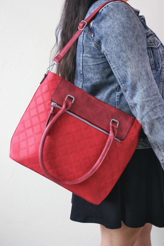 Elegantní kabelka s kosočtvercovým vzorem, Tapple, H190014, červená, modelka s kabelkou přes rameno s popruhem
