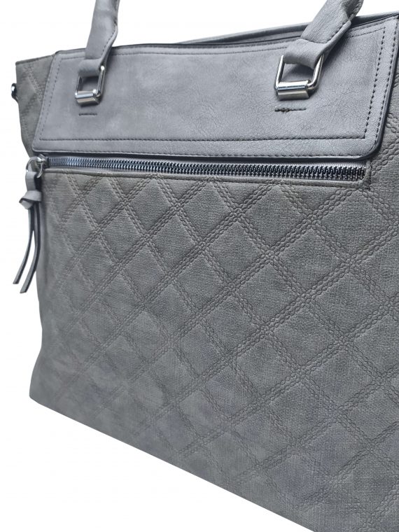Elegantní kabelka s kosočtvercovým vzorem, Tapple, H190014, středně šedá, detail kabelky do ruky