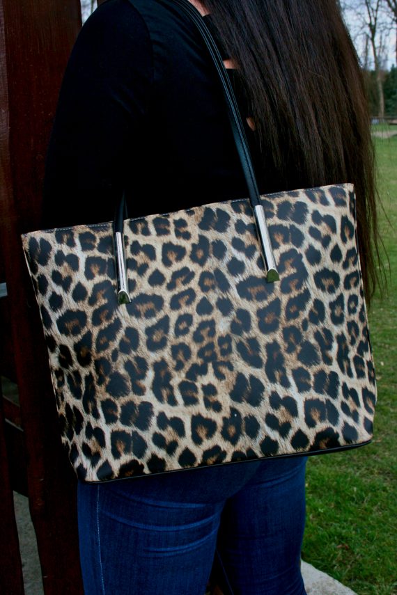 Leopardí kabelka přes rameno, Tapple, H181181-3, černá, modelka s kabelkou přes rameno