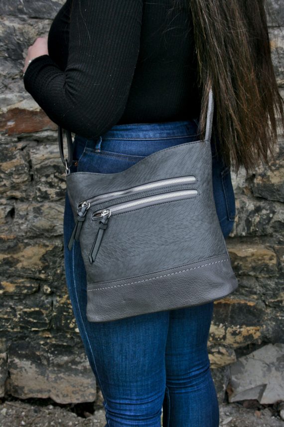 Slušivá crossbody kabelka s moderní texturou, Tapple, H20434, tmavě šedá, modelka s crossbody kabelkou