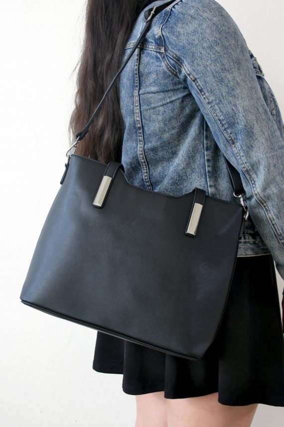 Slušivá dámská kabelka do ruky se stříbrnými detaily, Tapple, H20801, černá, modelka s kabelkou přes rameno s popruhem