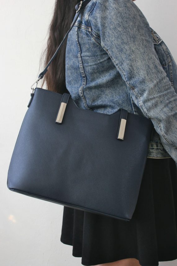 Slušivá dámská kabelka do ruky se stříbrnými detaily, Tapple, H20801, tmavě modrá, modelka s kabelkou přes rameno s popruhem