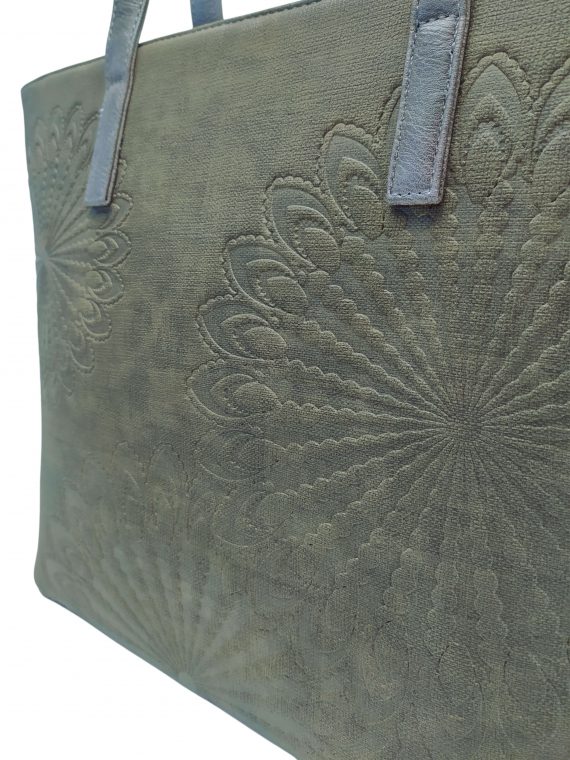 Slušivá dámská kabelka přes rameno s texturou, Tapple, H17409, khaki, detail přední strany kabelky přes rameno