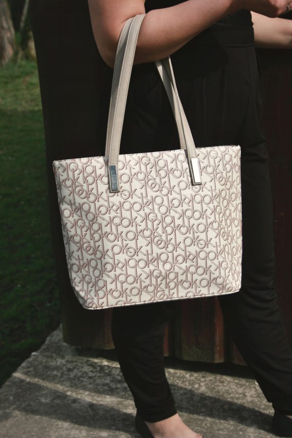 Stylová dámská kabelka přes rameno, Tapple, H181181-2, perleťově bílá, modelka s kabelkou přes ruku
