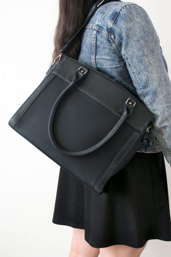 Stylová kabelka do ruky i přes rameno, Tapple, H190028, černá, modelka s kabelkou přes rameno s popruhem