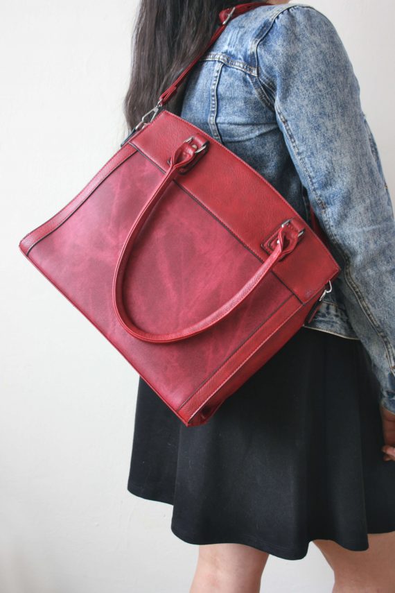 Stylová kabelka do ruky i přes rameno, Tapple, H190028, tmavě červená, modelka s kabelkou přes rameno s popruhem