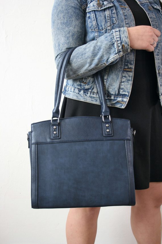 Stylová kabelka do ruky i přes rameno, Tapple, H190028, tmavě modrá, modelka s kabelkou přes ruku