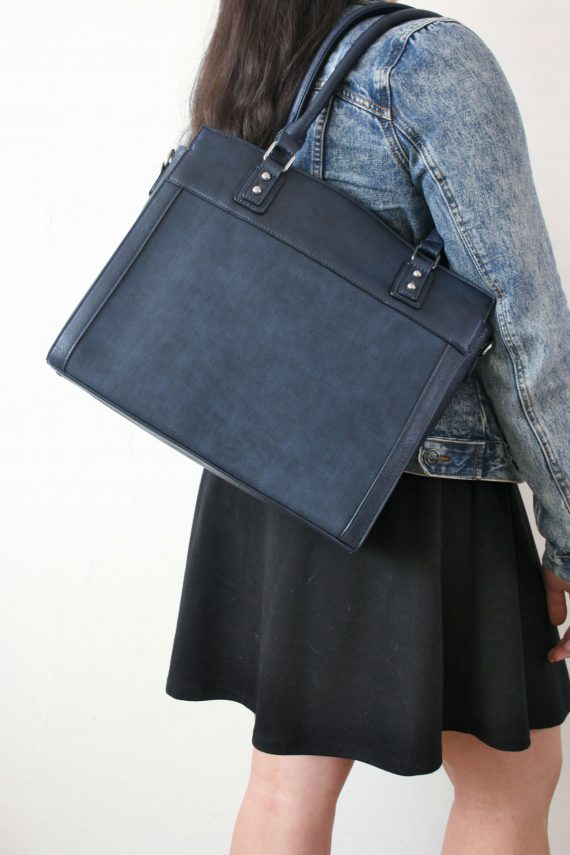 Stylová kabelka do ruky i přes rameno, Tapple, H190028, tmavě modrá, modelka s kabelkou přes rameno