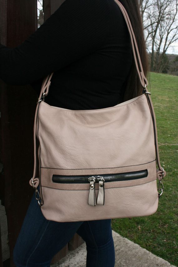 Velký dámský kabelko-batoh 2v1 z eko kůže, Tapple, H20805, béžový, modelka s kabelko-batohem 2v1 přes rameno