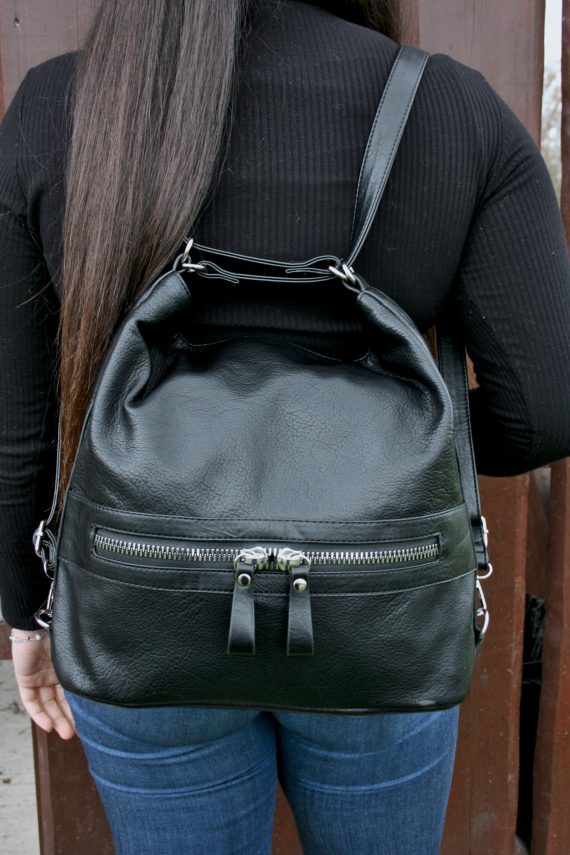 Velký dámský kabelko-batoh 2v1 z eko kůže, Tapple, H20805, černý, modelka s kabelko-batohem 2v1 na zádech