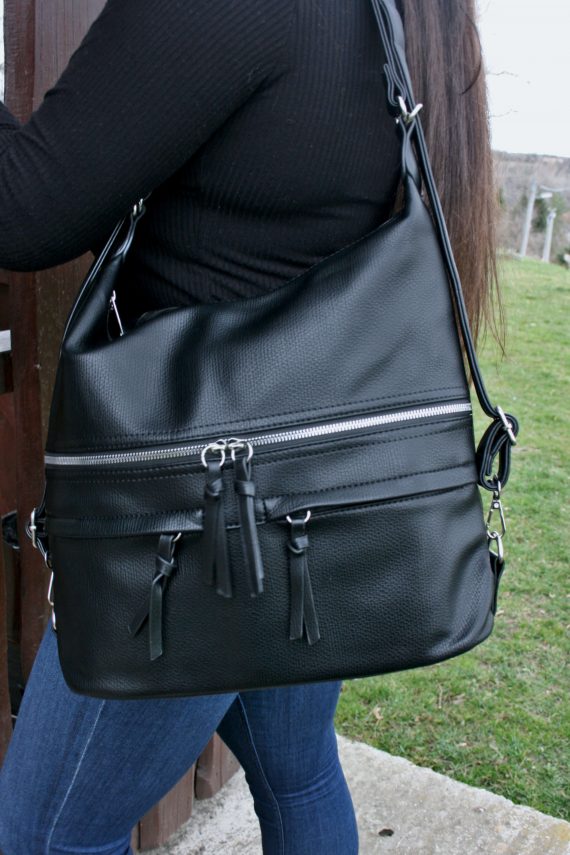 Velký dámský kabelko-batoh s praktickými kapsami, Tapple, H181175N2, černý, modelka s kabelko-batohem přes rameno