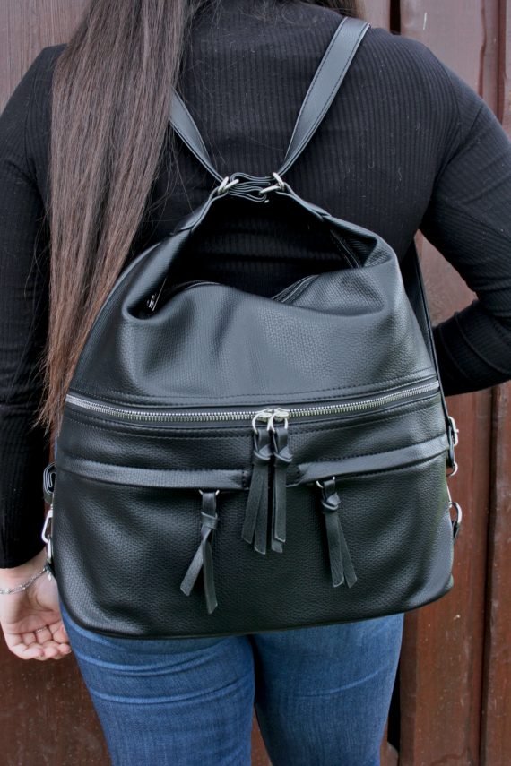 Velký dámský kabelko-batoh s praktickými kapsami, Tapple, H181175N2, černý, modelka s kabelko-batohem na zádech