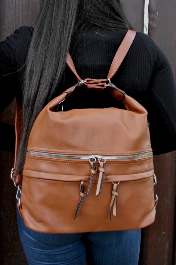Velký dámský kabelko-batoh s praktickými kapsami, Tapple, H181175N2, středně hnědý, modelka s kabelko-batohem na zádech