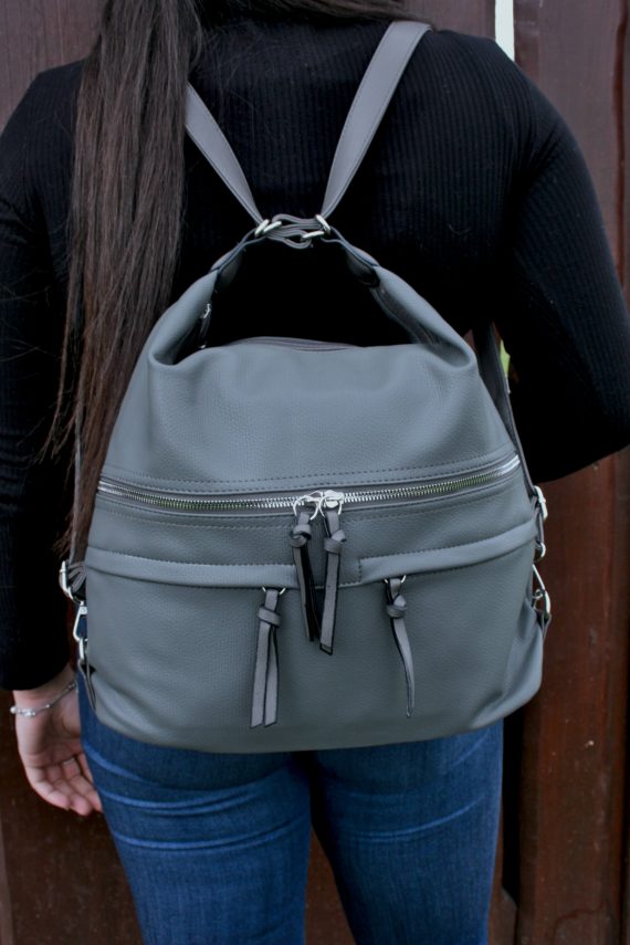 Velký dámský kabelko-batoh s praktickými kapsami, Tapple, H181175N2, středně šedý, modelka s kabelko-batohem na zádech