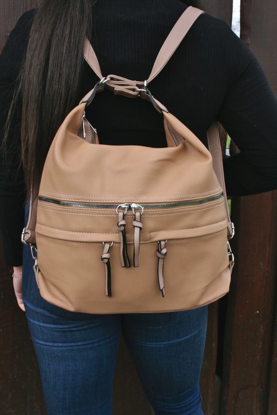 Velký dámský kabelko-batoh s praktickými kapsami, Tapple, H181175N2, světle hnědý, modelka s kabelko-batohem na zádech