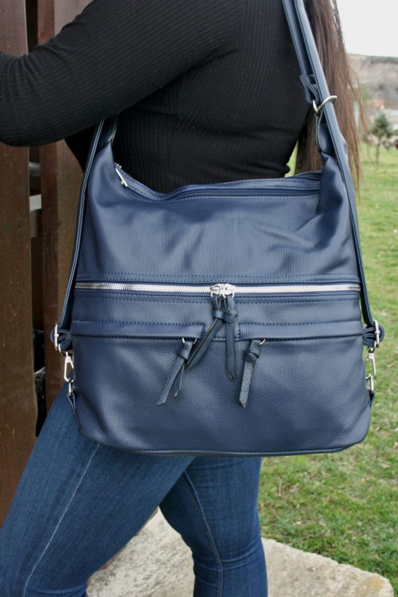 Velký dámský kabelko-batoh s praktickými kapsami, Tapple, H181175N2, tmavě modrý, modelka s kabelko-batohem přes rameno