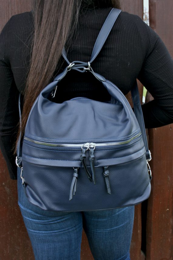 Velký dámský kabelko-batoh s praktickými kapsami, Tapple, H181175N2, tmavě modrý, modelka s kabelko-batohem na zádech