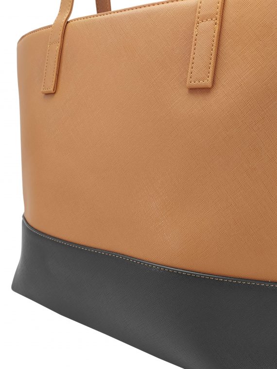 Slušivá dvoubarevná kabelka přes rameno Tapple, H17419, středně hnědá, detail kabelky přes rameno