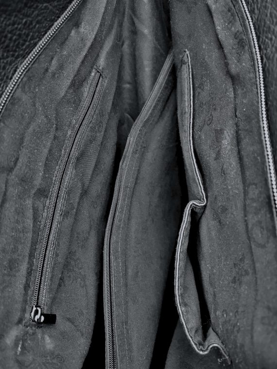 Velký dámský kabelko-batoh 2v1 s šikmými vzory, Co & Coo Fashion, 0956, černý, vnitřní uspořádání kabelko-batohu 2v1