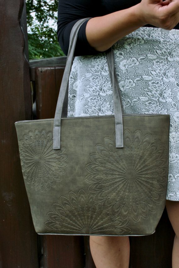 Slušivá dámská kabelka přes rameno s texturou, Tapple, H17409, khaki, modelka s kabelkou přes ruku