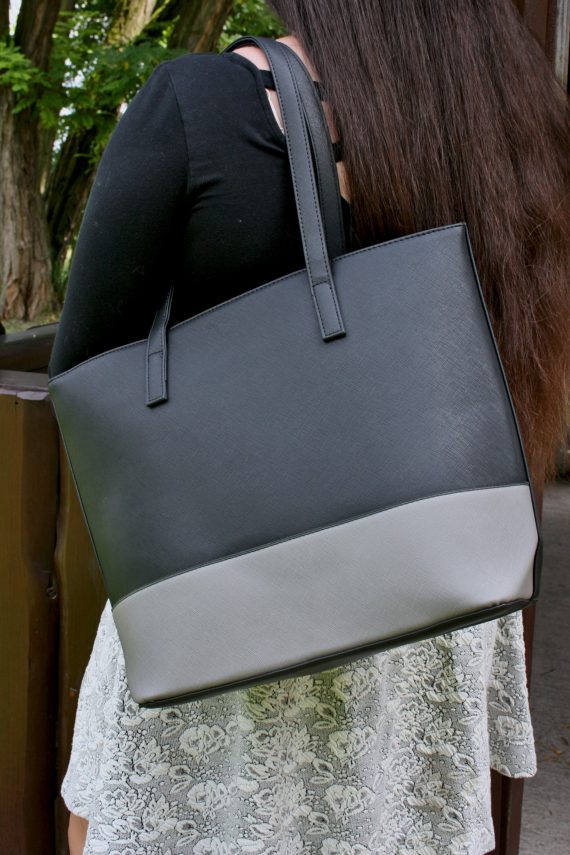 Slušivá dvoubarevná kabelka přes rameno Tapple, H17419, černošedá, modelka s kabelkou přes rameno