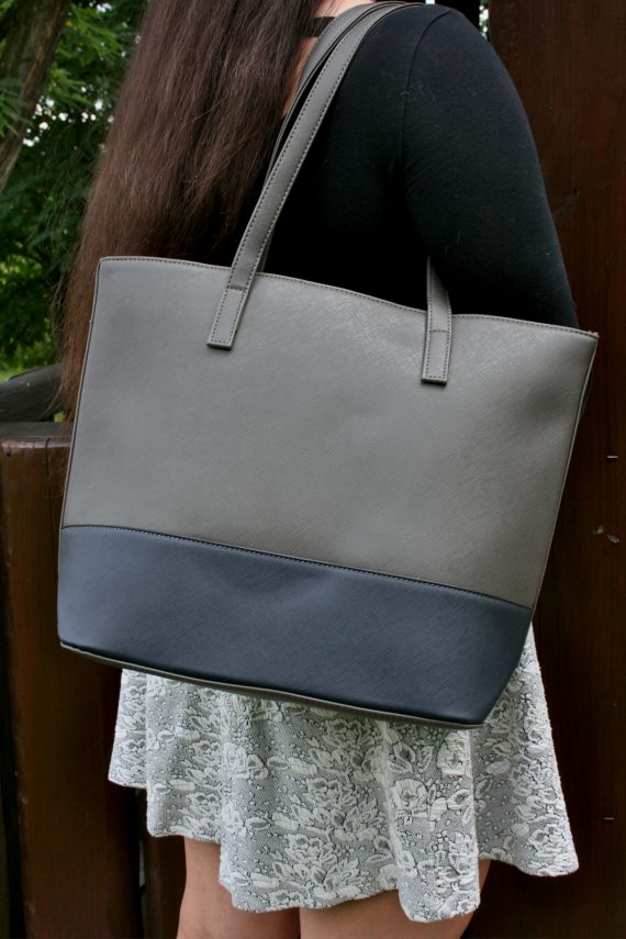 Slušivá dvoubarevná kabelka přes rameno Tapple, H17419, středně šedá, modelka s kabelkou přes rameno