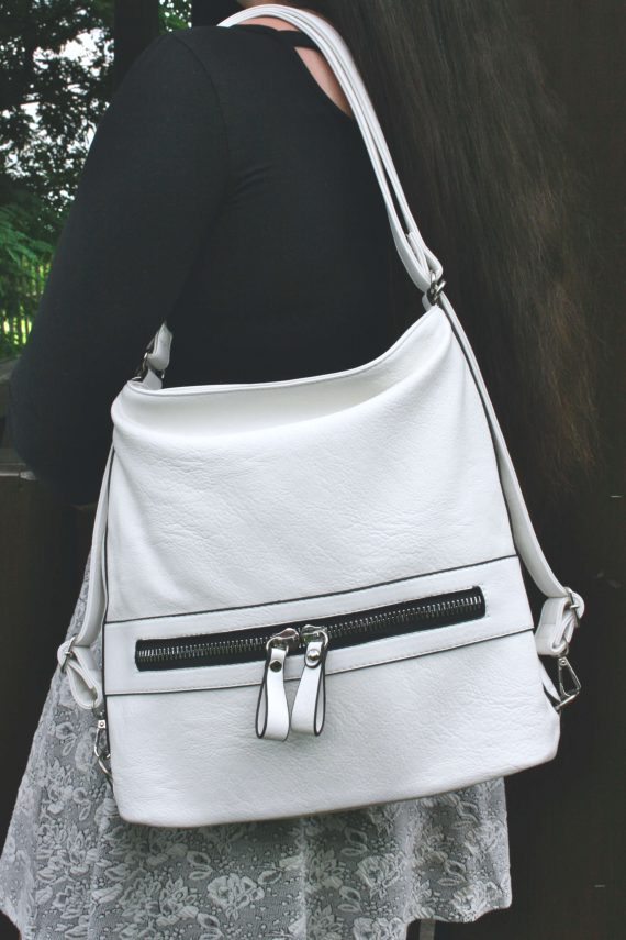 Velký dámský kabelko-batoh 2v1 z eko kůže, Tapple, H20805, bílý, modelka s kabelko-batohem 2v1 přes rameno