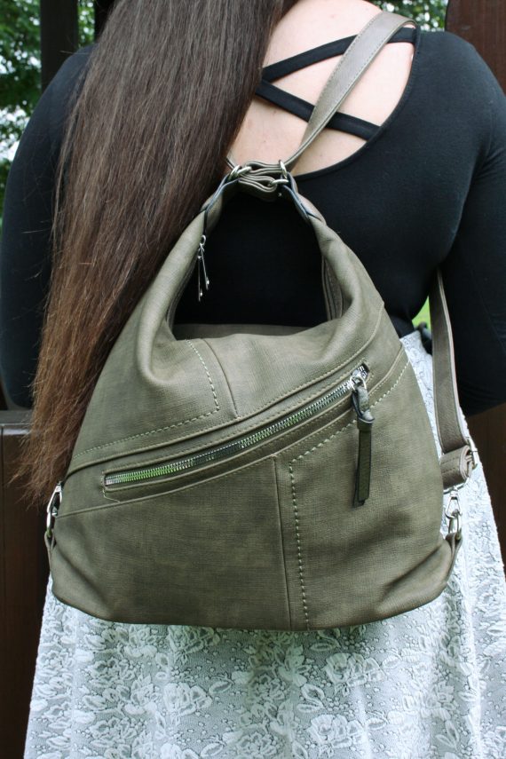 Velký dámský kabelko-batoh s šikmou kapsou, Tapple, H18077N, khaki, modelka s kabelko-batohem 2v1 na zádech