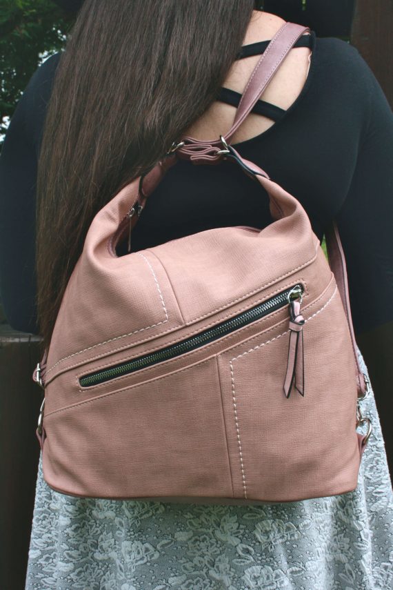 Velký dámský kabelko-batoh s šikmou kapsou, Tapple, H18077N, starorůžová, modelka s kabelko-batohem 2v1 na zádech