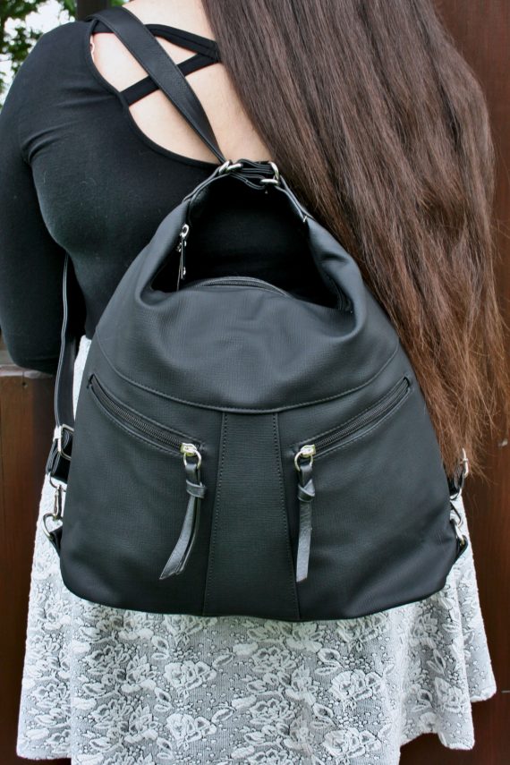 Velký dámský kabelko-batoh z eko kůže, Tapple, H18076, černý, modelka s kabelko-batohem 2v1 na zádech