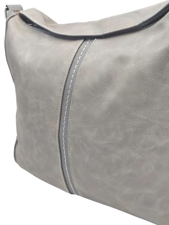 Velká světle šedá crossbody kabelka s bočními kapsami, Tapple, H18037, detail crossbody kabelky