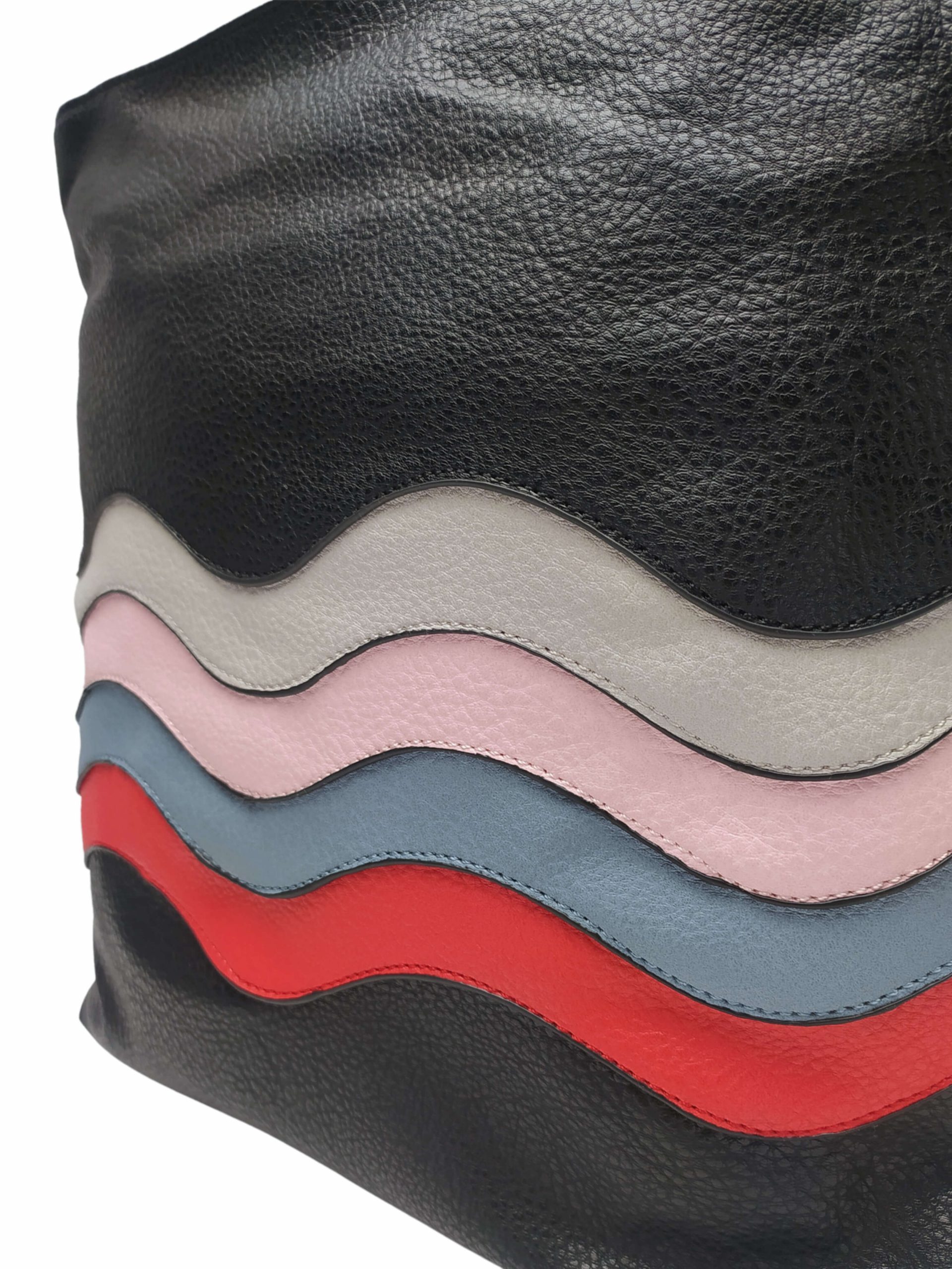 Střední černý kabelko-batoh 2v1 s praktickými bočními kapsami, Miss Moda, 980882, detail kabelko-batohu 2v1