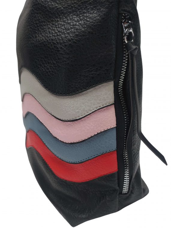 Střední černý kabelko-batoh 2v1 s praktickými bočními kapsami, Miss Moda, 980882, boční kapsa kabelko-batohu 2v1