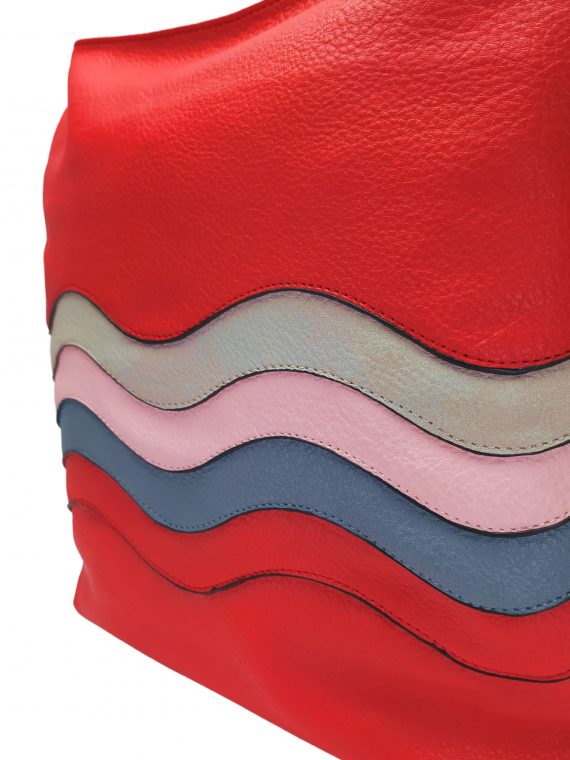 Střední červený kabelko-batoh 2v1 s praktickými bočními kapsami, Miss Moda, 980882, detail kabelko-batohu 2v1