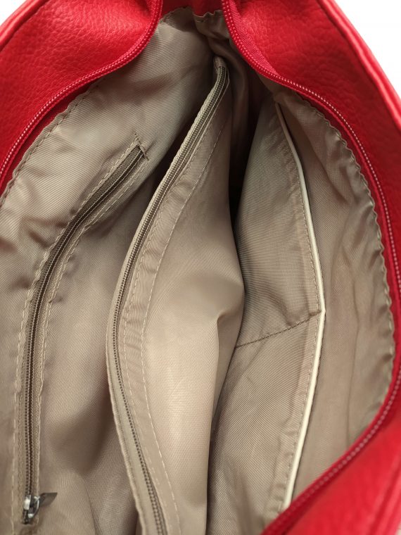 Střední červený kabelko-batoh 2v1 s praktickými bočními kapsami, Miss Moda, 980882, vnitřní uspořádání kabelko-batohu 2v1