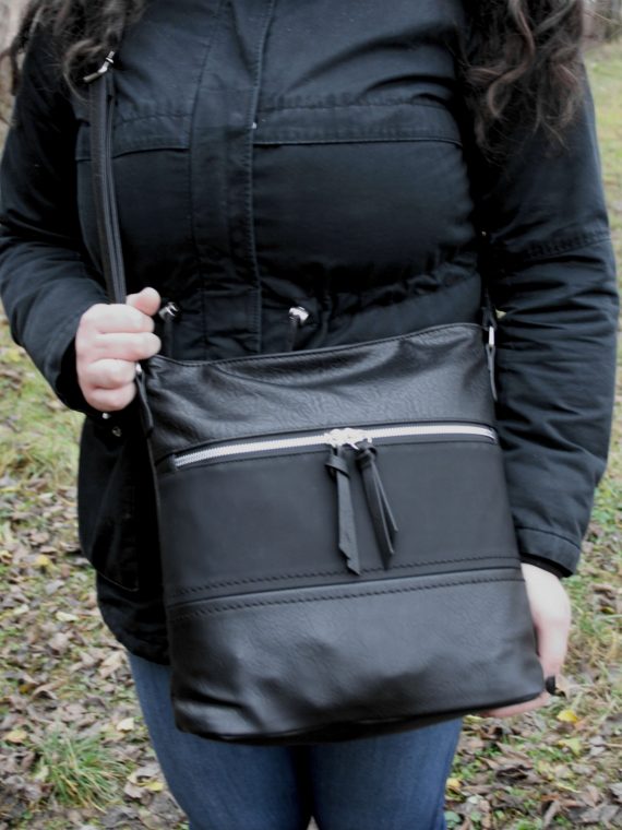 Černá crossbody kabelka s praktickou přední kapsou, Tapple, H17417, modelka s crossbody kabelkou před tělem