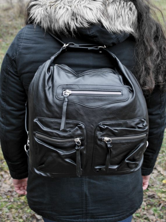 Praktický dámský kabelko-batoh s kapsami, Tapple, H181177, černý, modelka s kabelko-batohem 2v1 na zádech